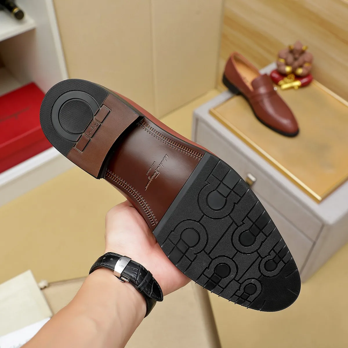 Men's shoes 💰460 Ferragamo [Ferragamo] top imported suit men's shoes 💯Original copy of the official website, product materials: selected imported embossed calfskin + luxury hardware buckle accessories ~ imported water-dyed cow 🐂 leather lining. Strong three-dimensional visual effect, original combination outsole, multiple colors available😘 Size: 39-44 (38.45.46. Customized)